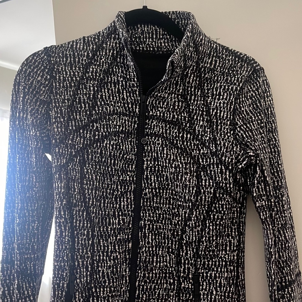 Lululemon workout jacket size 6